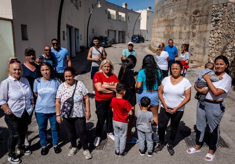 Algunas de las familias que han ocupado las viviendas.