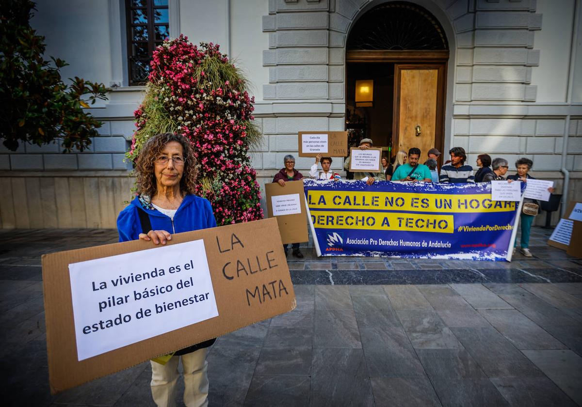 Protesta de 'La calle mata' a las puertas del Ayuntamiento de Granada durante el Pleno municipal de este viernes.