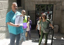 Representantes de la plataforma entregando las firmas