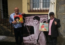 Francisco Jiménez y el cantante Joselito, con algunas de las piezas del museo.