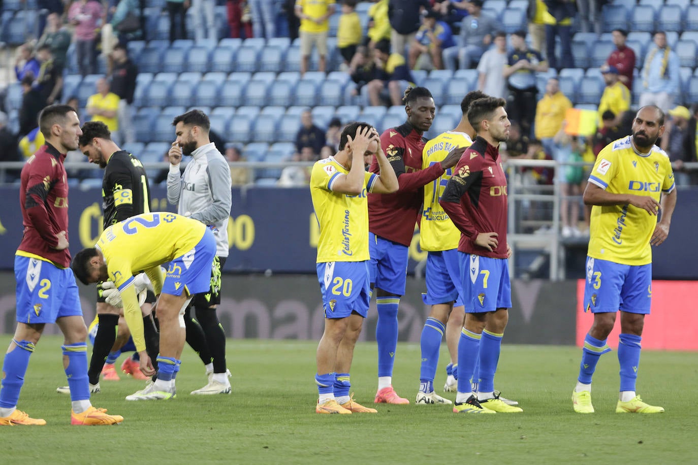 Los jugadores del Cádiz lamentan el descenso.