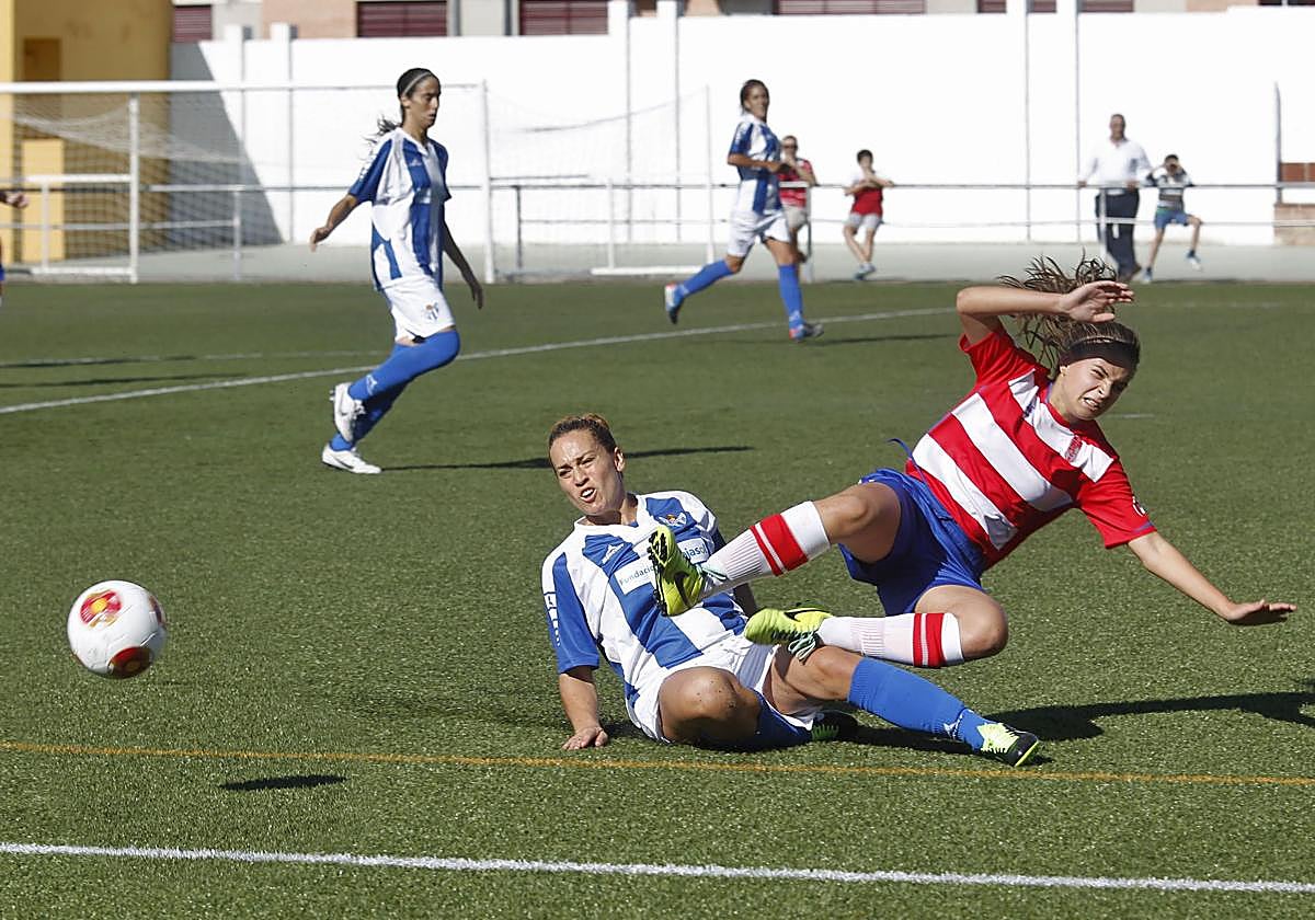 Laura Pérez cae en el partido entre ambos equipos disputado en el temporada 2013/2014 en Granada.