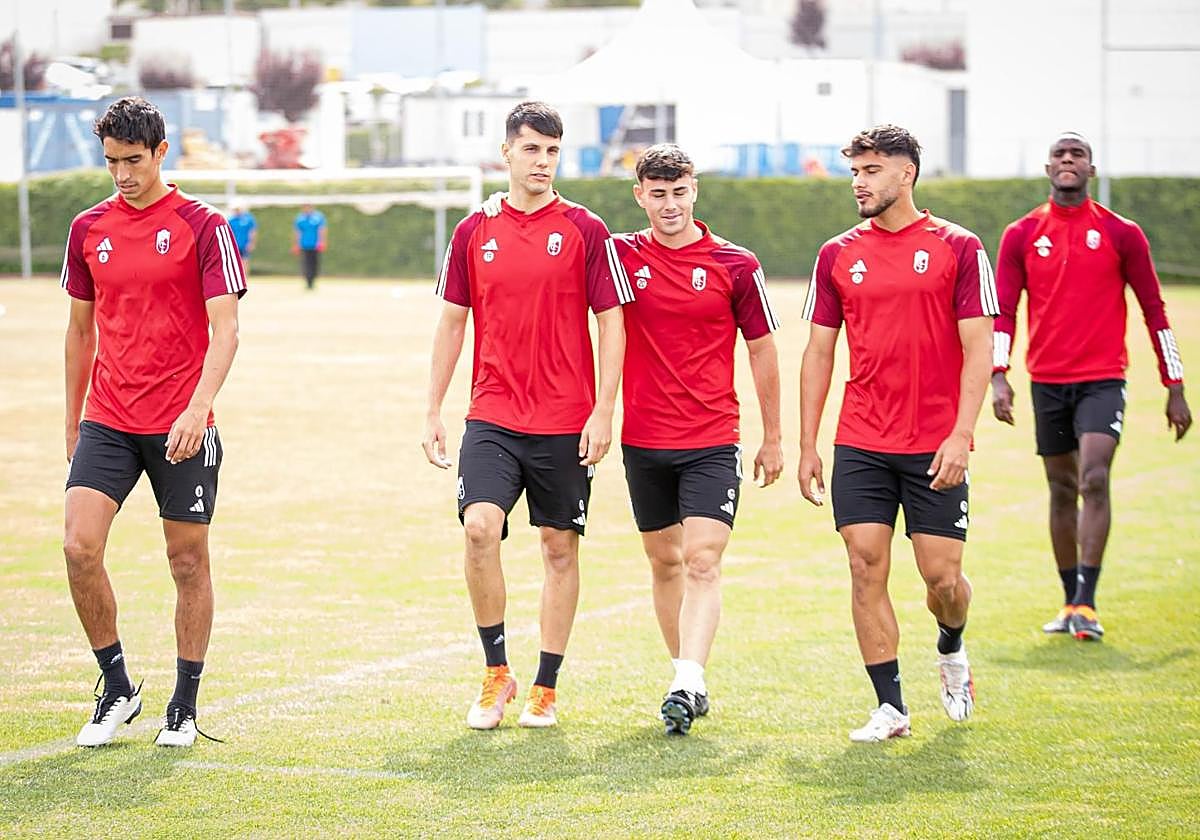 Cinco futbolistas del Recreativo, camino del entrenamiento del Granada.