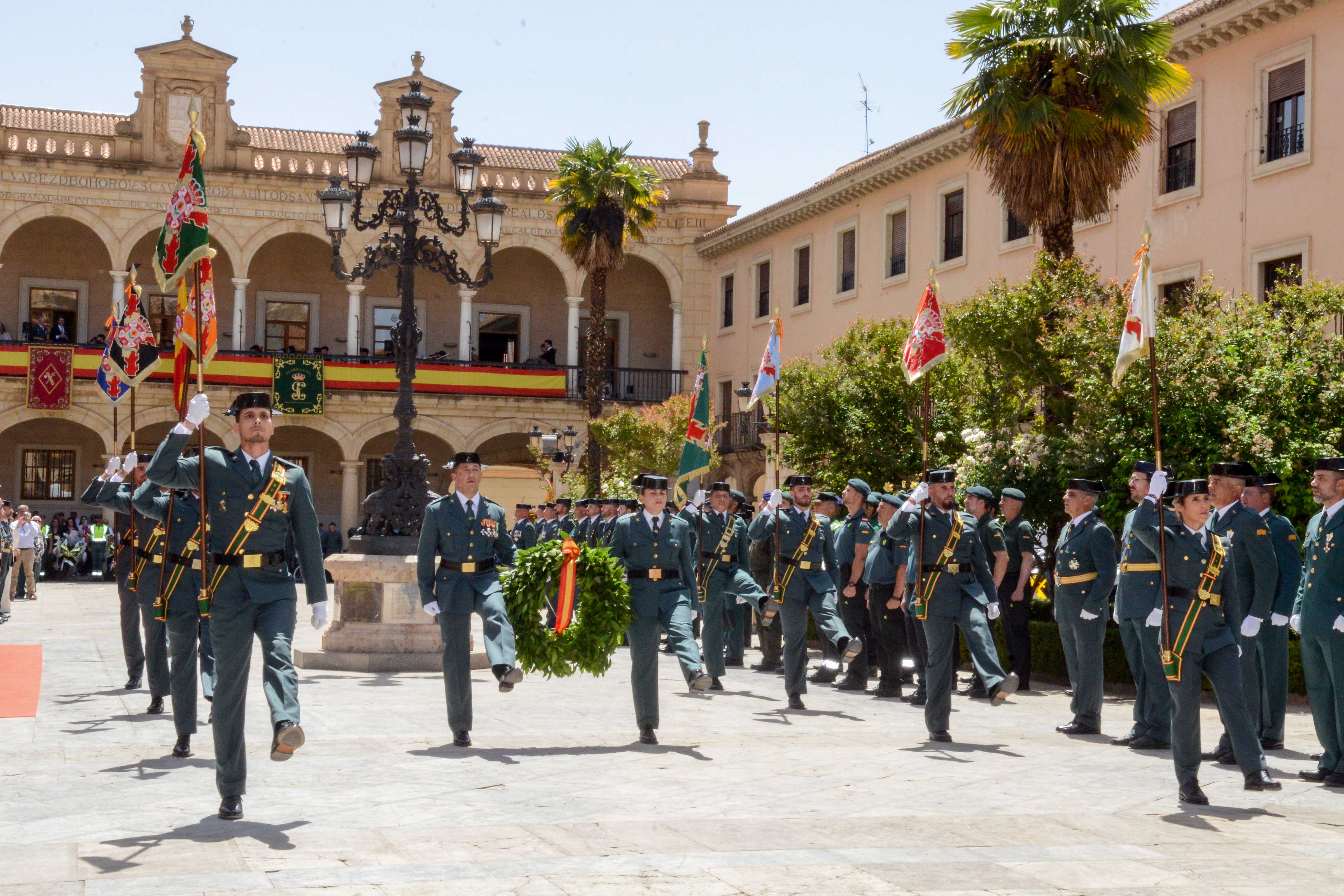 Desfile de la Guardia Civil en la Plaza de la Constitución de Guadix.