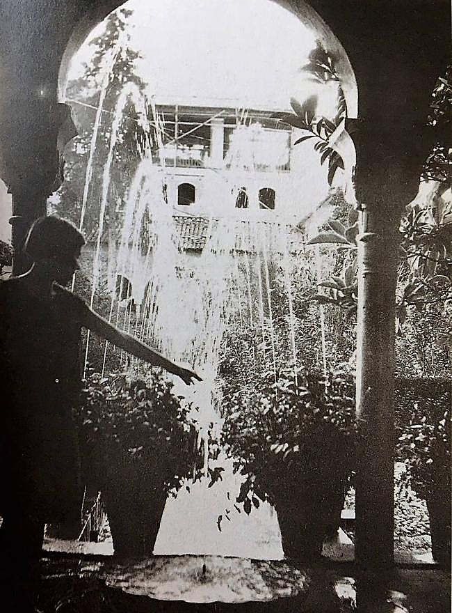Isabel García Lorca en el Generalife, en junio de 1924.