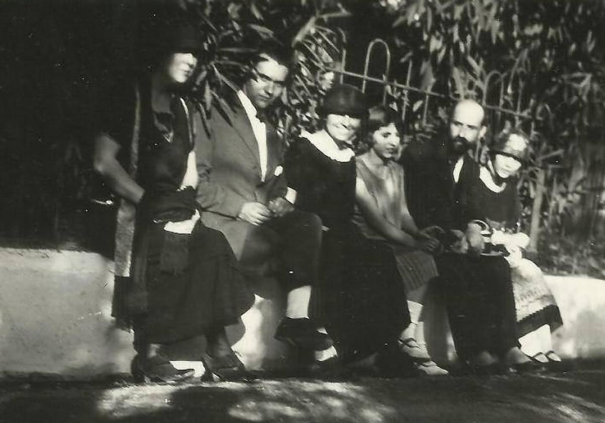 De izquierda a derecha, Emilia Llanos, Federico García Lorca, Zenobia Camprubí, Isabelita, Juan Ramón Jiménez y Concha García Lorca en el Generalife. Finales de junio de 1924.