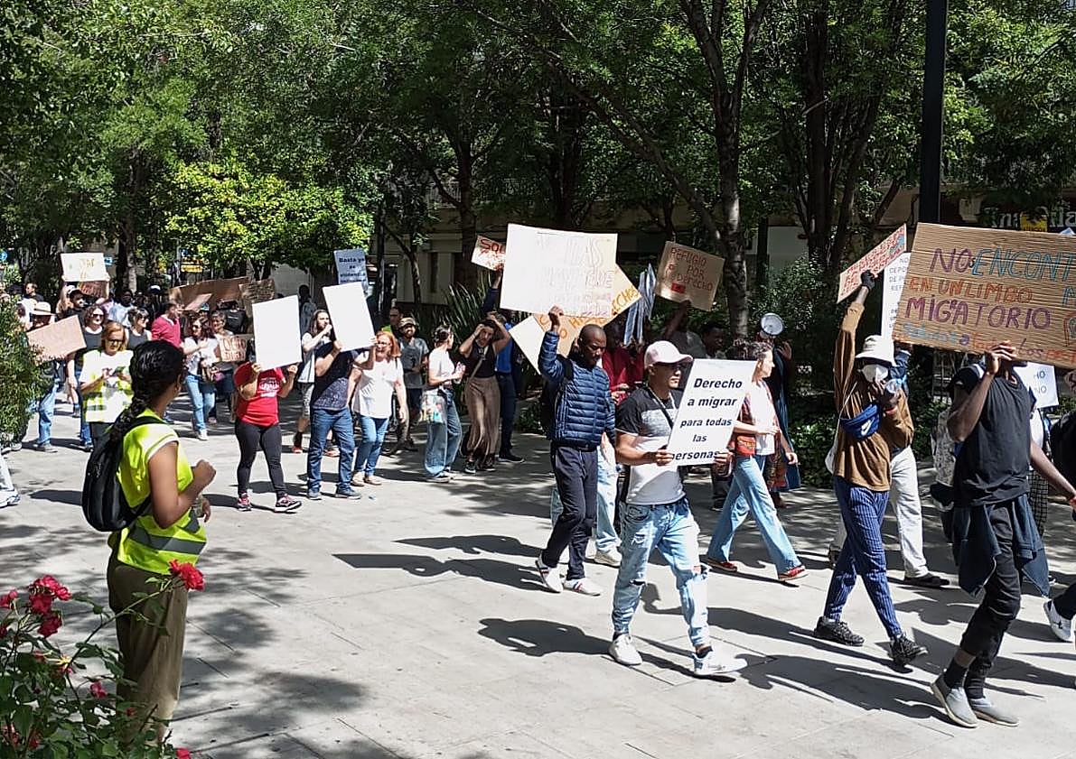 Imagen principal - Manifestación en Granada por «un refugio y una acogida dignos»