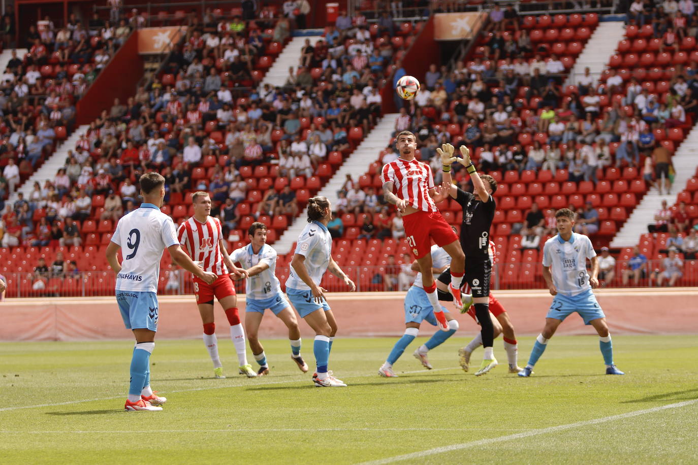 Josema salta por encima de Céspedes, jugador clave en el inicio de jugada del Malagueño.