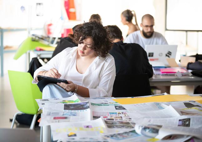 Coral trabaja en una de las aulas de Estación Diseño, donde estudia.