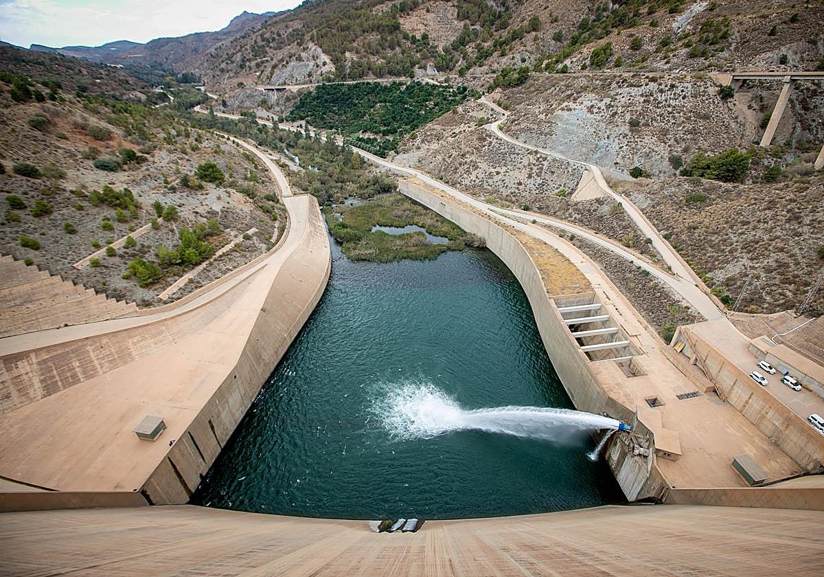 Presa del pantano de Rules en una imagen de archivo.