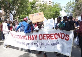 Algunos de los manifestantes por el centro de Granada este sábado por la mañana.