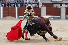 Un derechazo de Andrés Roca Rey.