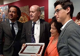 La viuda del homenajeado recogió la placa conmemorativa junto a su hijo y su nieto.