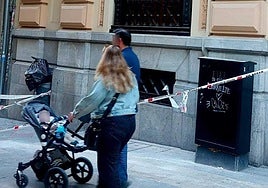 Calle Zacatín tras la caída de una cornisa.