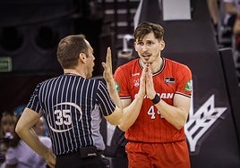 David Kramer (44) charla con el árbitro Emilio Pérez Pizarro.