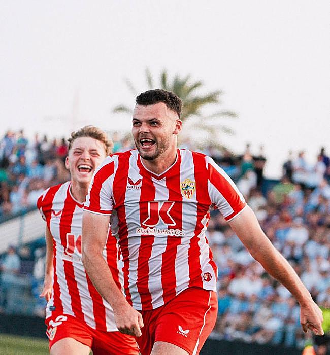 Cantón, perseguido por Ballestero, celebra el gol del empate.