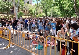 Asistentes de ayer al festival OleoSónica, en el Parque de la Concordia de Jaén.