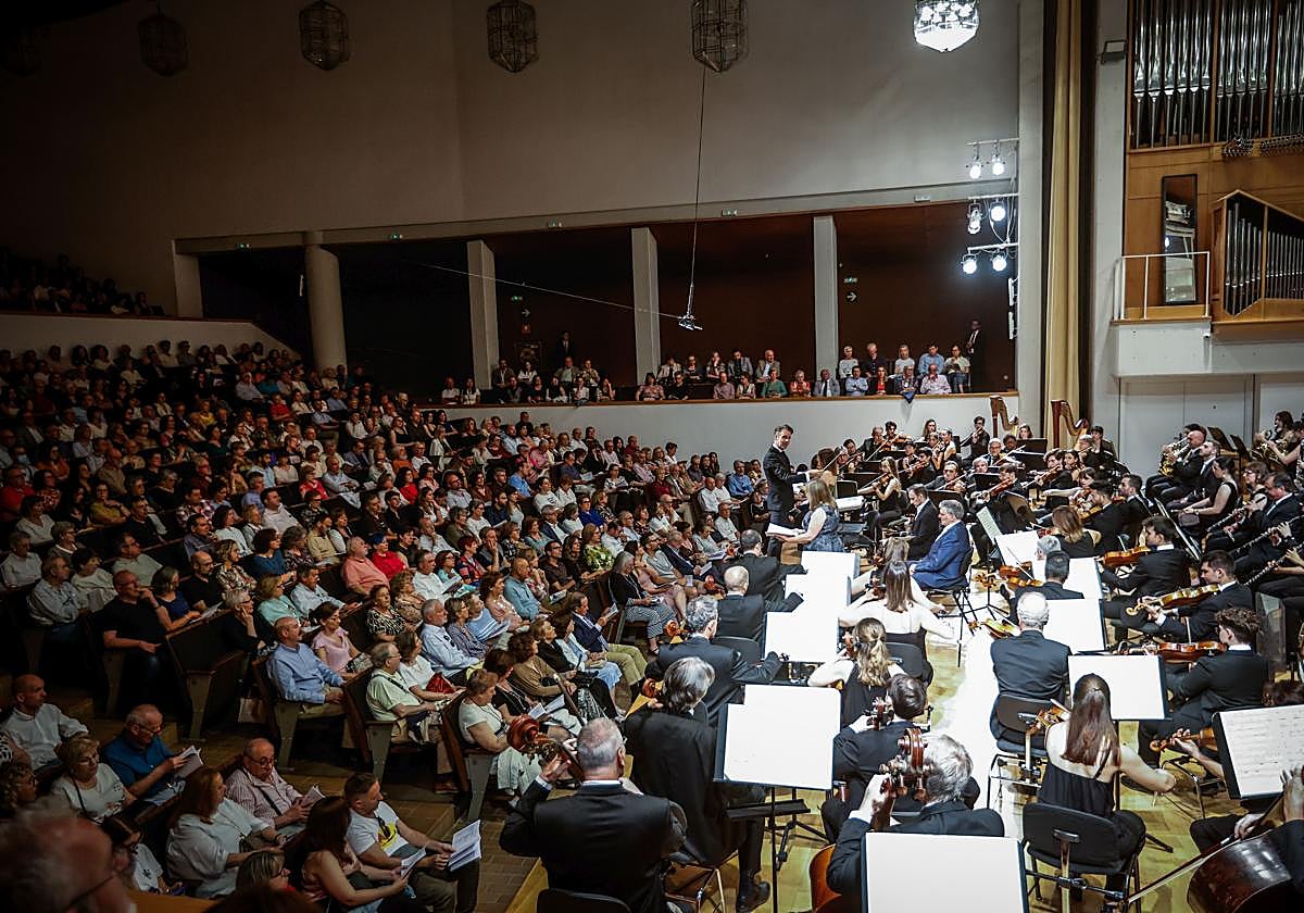 El Auditorio Manuel de Falla se llenó para presenciar la representación de la OCG de 'La vida es breve', obra del compositor gaditano.