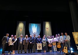 Foto de familia tras el pregón a la Virgen de la Capilla.