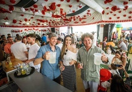 Juan Eloy Jiménez, Sonia Delgado y Bubi Morenodávila, en La Rebotica con jarras de Rebujito.