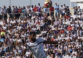 Pablo de Castro, en un remate de cabeza, el pasado domingo frente al Torre del Mar.
