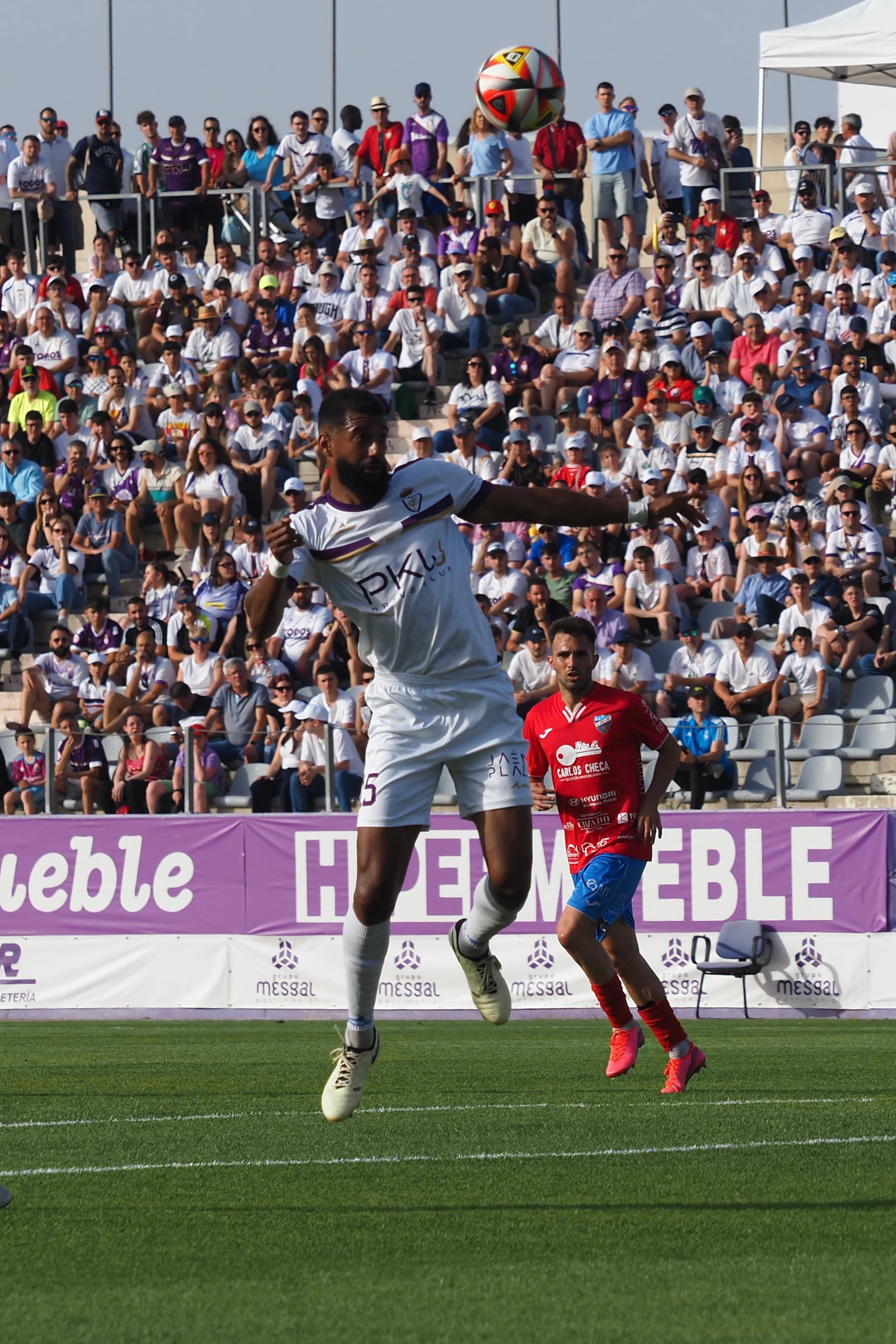 Pablo de Castro, en un remate de cabeza, el pasado domingo frente al Torre del Mar.
