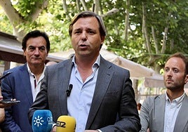 Antonio Repullo, acompañado por Agustín González y Erik Domínguez, este lunes en Jaén.