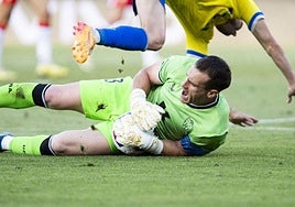 Fernando se hace con el balón en el partido ante el Cádiz.