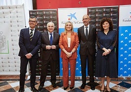 La alcaldesa de Granada, Marifrán Carazo, y el director corporativo de Territorio y Centros de la Fundación La Caixa, Rafael Chueca, han sellado el acuerdo en un acto en el que han estado presentes también el concejal de Cultura, Juan Ramón Ferreira, y el director territorial de La Caixa, Juan Ignacio Zafra.