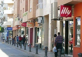 Imagen de archivo de una calle comercial de El Ejido.