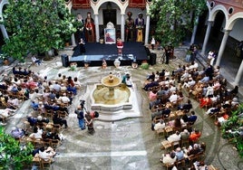 Actividades del Corpus en el patio del Ayuntamiento de Granada