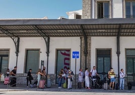 Turistas en la cola de taxis de la estación de tren de Granada.