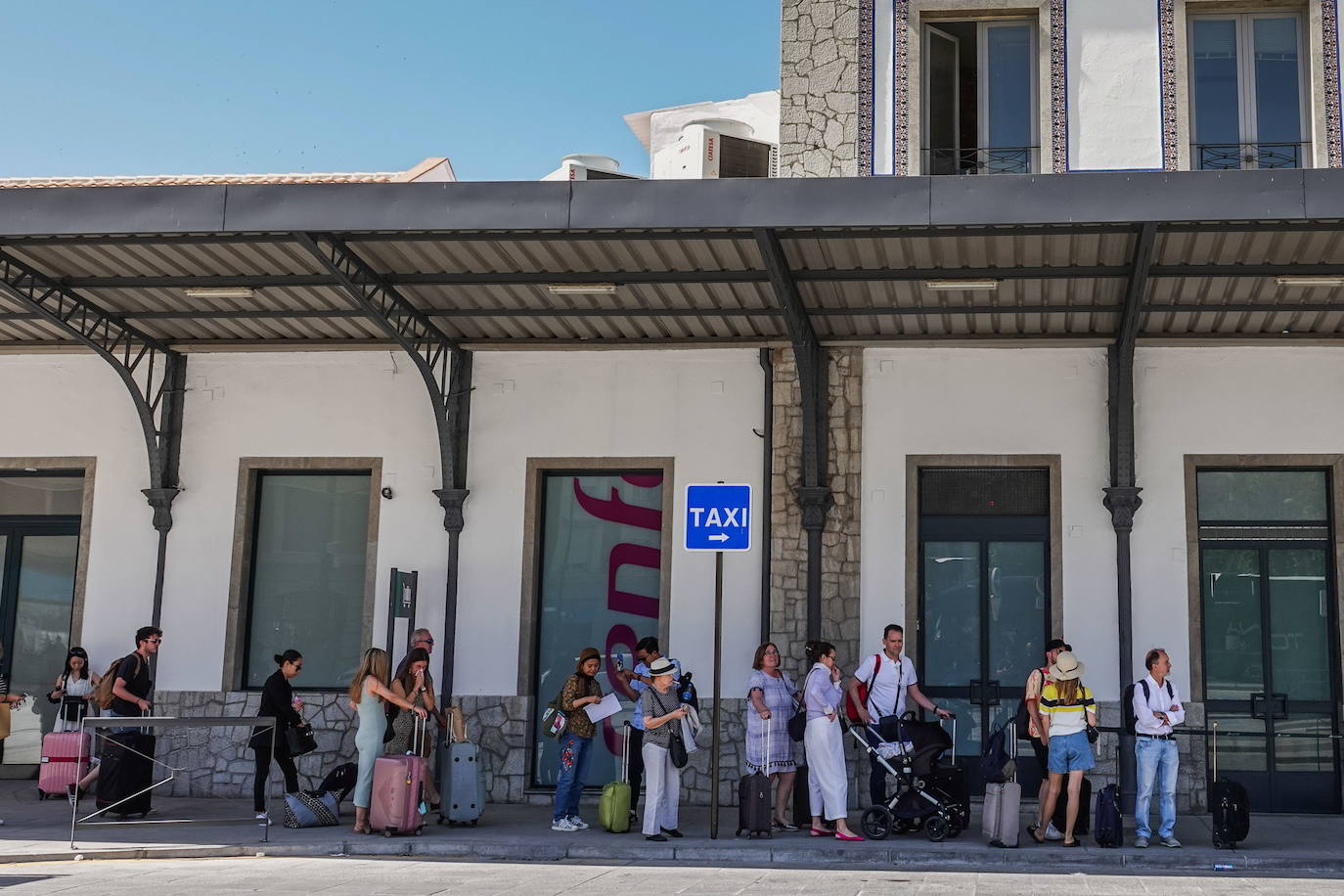 Turistas en la cola de taxis de la estación de tren de Granada.