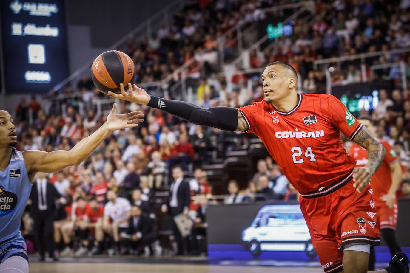 Jacob Wiley llega al balón en el partido contra el Breogán.