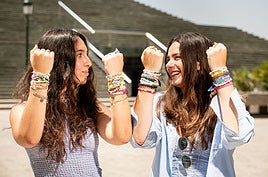 Fans granadinas de Taylor Swift muestran las pulseras de la amistad que ha hecho famosas la cantante.