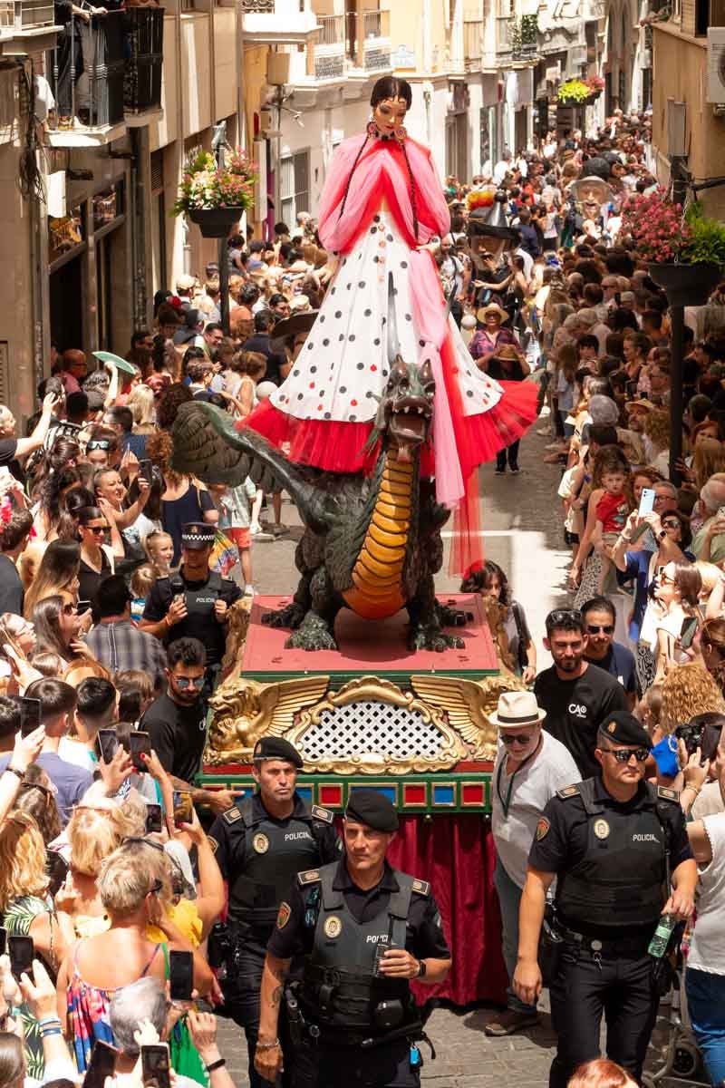 El desfile de la Tarasca de Granada, en imágenes