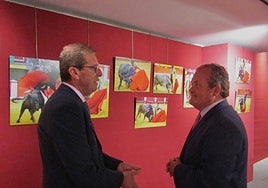 Baltasar Gálvez dialoga con Pablo del Río ante imágenes de la exposición.