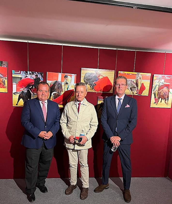 Imagen secundaria 2 - Arriba algunas imágenes de la exposición. Abajo, afluencia de aficionados al acto presentado por Pablo del Río, Ortega Cano y Baltasar Gálvez.