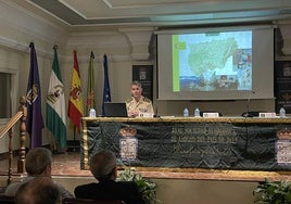 El corones Manuel Martín Porres comenzó su conferencia hablando de los inicios como subdelegado de Defensa en Jaén.