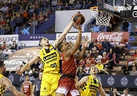 Edgar Vicedo tapona el tiro de Travante Williams en un partido del Lenovo Tenerife contra el Baxi Manresa.