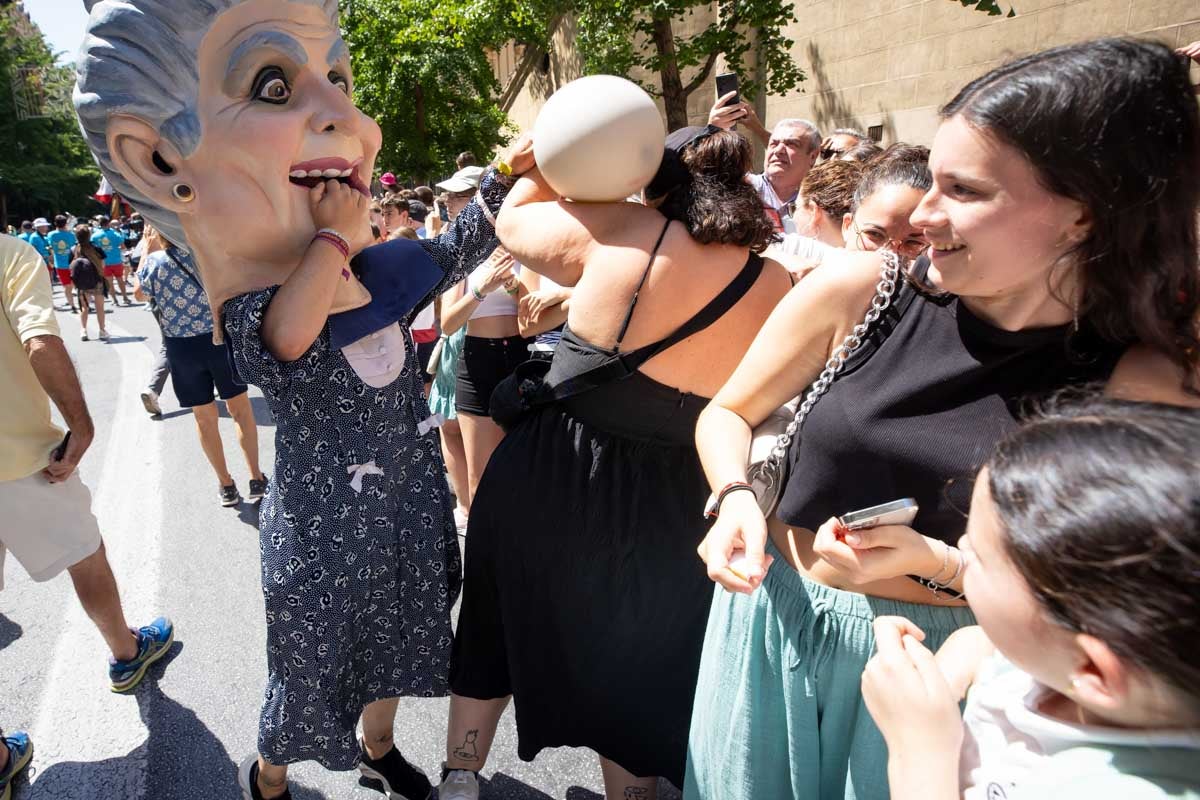 El desfile de la Tarasca de Granada, en imágenes