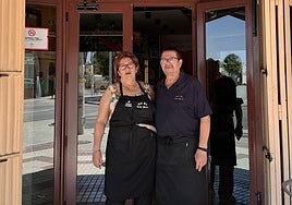 Antonia y José en la puerta su bar.