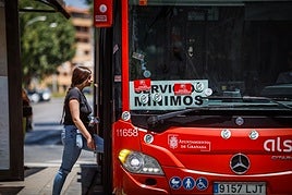 Una joven se sube a uno de los autobuses que ha cubierto los servicios mínimos de la huelga.