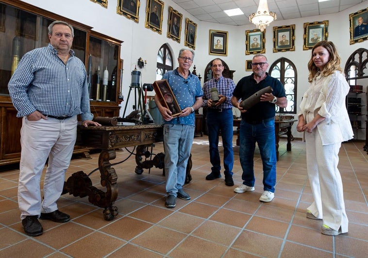 El director, antiguos trabajadores y la jefa de RR HH en el museo.