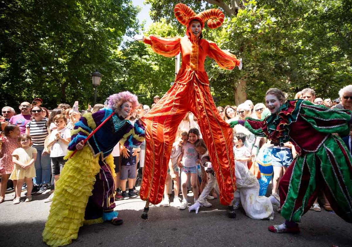 Imagen principal - Ambiente durante el desfile. 