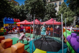 Juegos infantiles en la plaza Bib Rambla.