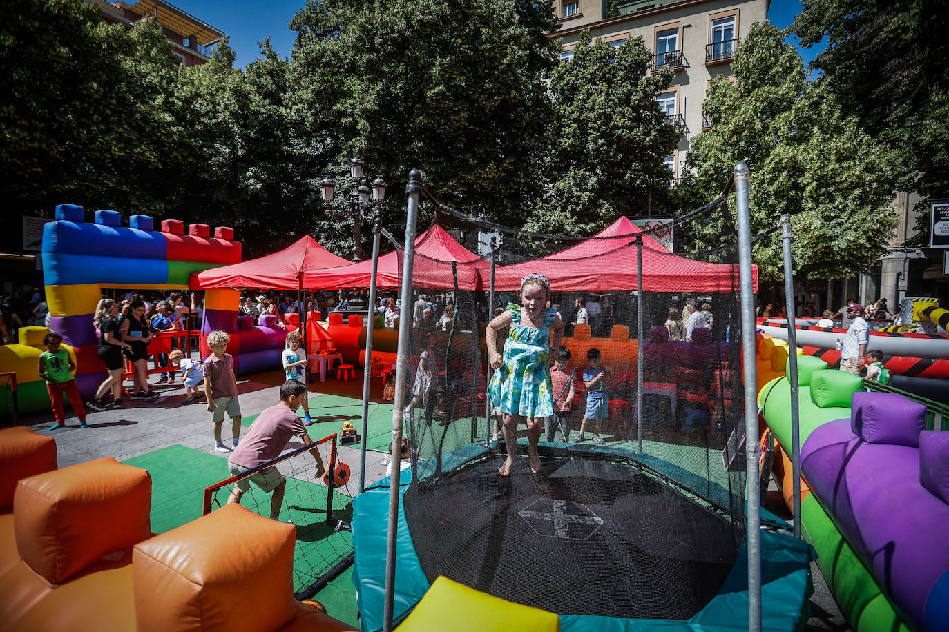 Juegos infantiles en la plaza Bib Rambla.