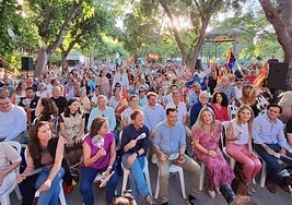 Juanma Moreno, junto al resto de líderes del PP, y el público, en la capital.