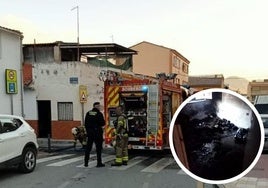 Bomberos y Policía Local trabajan en el incendio. A la derecha, habitación con restos de plantaciones.