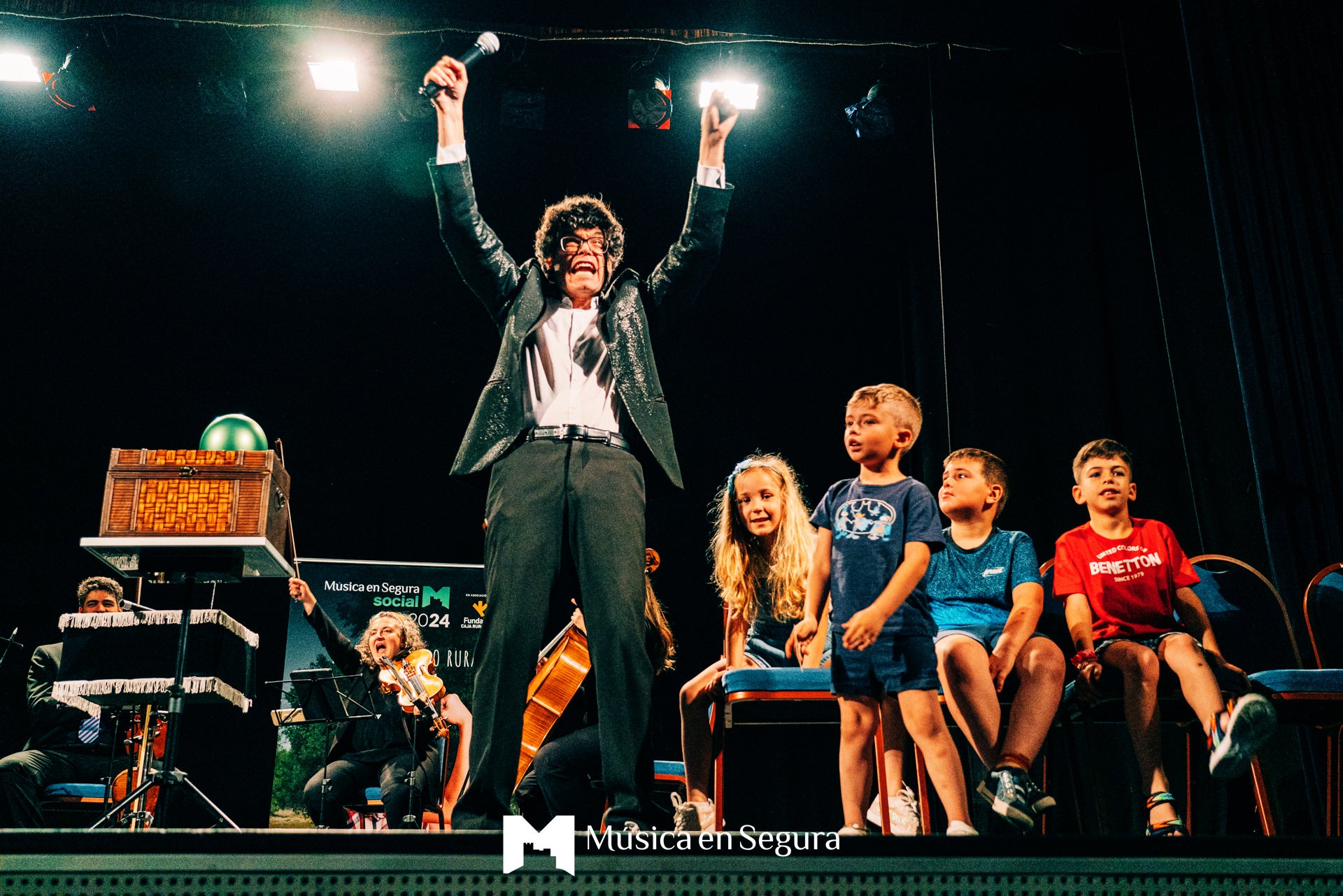 Escolares en los conciertos con la magia de Quique Mago.